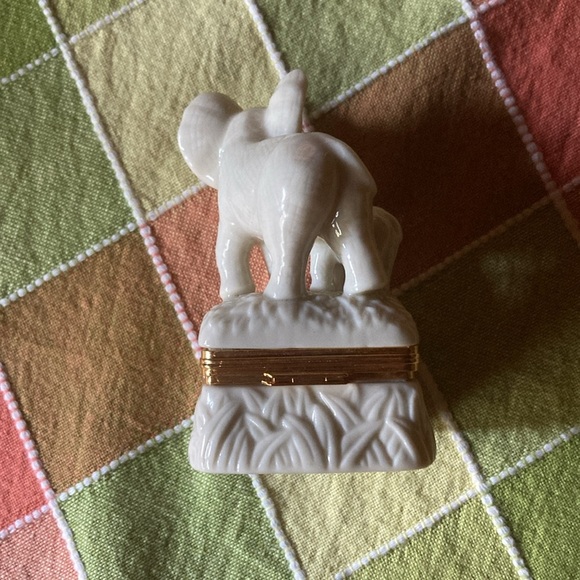 Lenox treasures Tender Hearts Elephant Box with matching golden charm - Picture 3 of 10